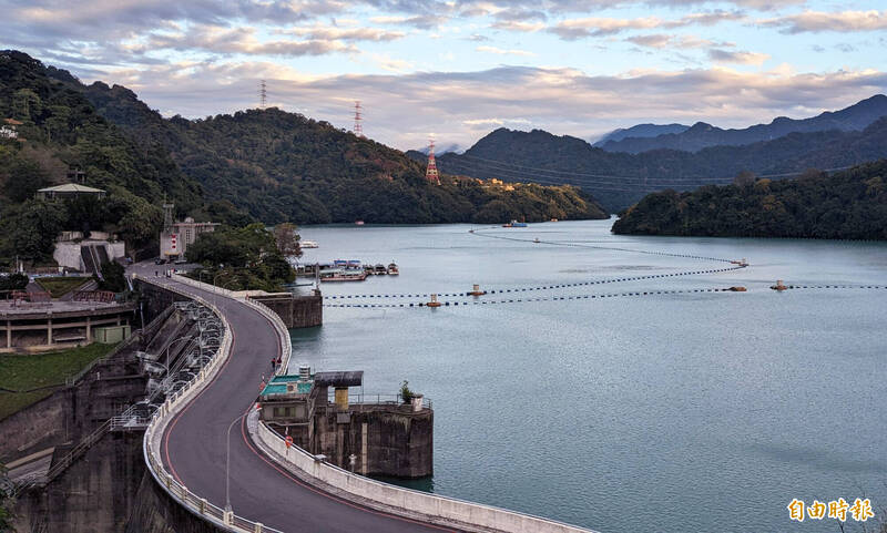 時序已進入枯水期，石門水庫維持滿庫水位。（記者李容萍攝）