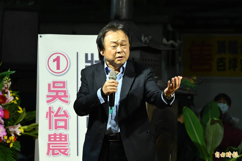 吳怡農松澤宮「廟口開講」，台北市議員王世堅助講幫忙拉票。（記者王藝菘攝）