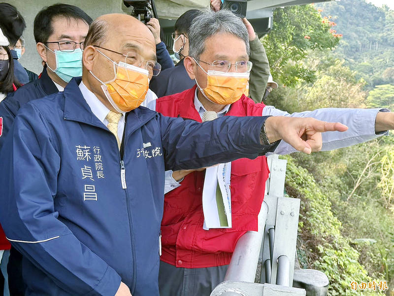 Premier Su Tseng-chang inspects water levels at Zengwen Reservoir in Chiayi County yesterday.
Photo: Tsai Tsung-hsun, Taipei Times