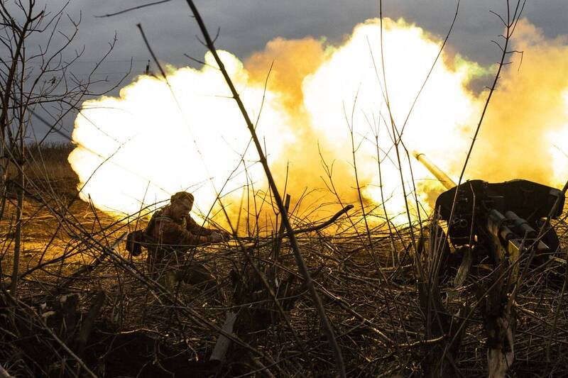 烏軍聲稱在南部戰線突襲俄軍據點，造成500名俄軍傷亡。圖為烏軍砲兵。（法新社）