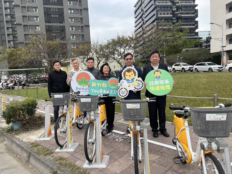 新竹縣首件民間捐贈YouBike站位於台元科技園區旁。（竹縣府提供）