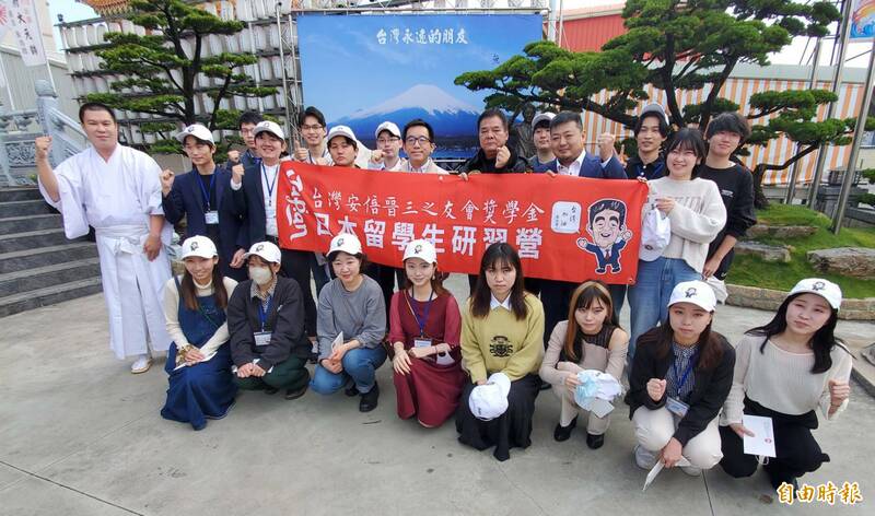 21名日本學生來台向安倍銅像獻花致敬。（記者陳文嬋攝）