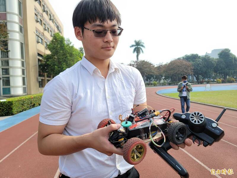 屏東大學生駱廷茂發明防遙控車暴衝系統。（記者葉永騫攝）