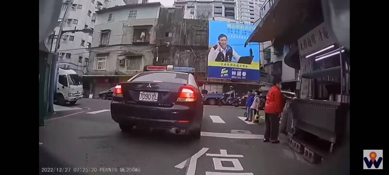 警車未禮讓行人遭民眾檢舉。（擷取自YouTube頻道「WoWtchout-地圖型行車影像分享平台」）