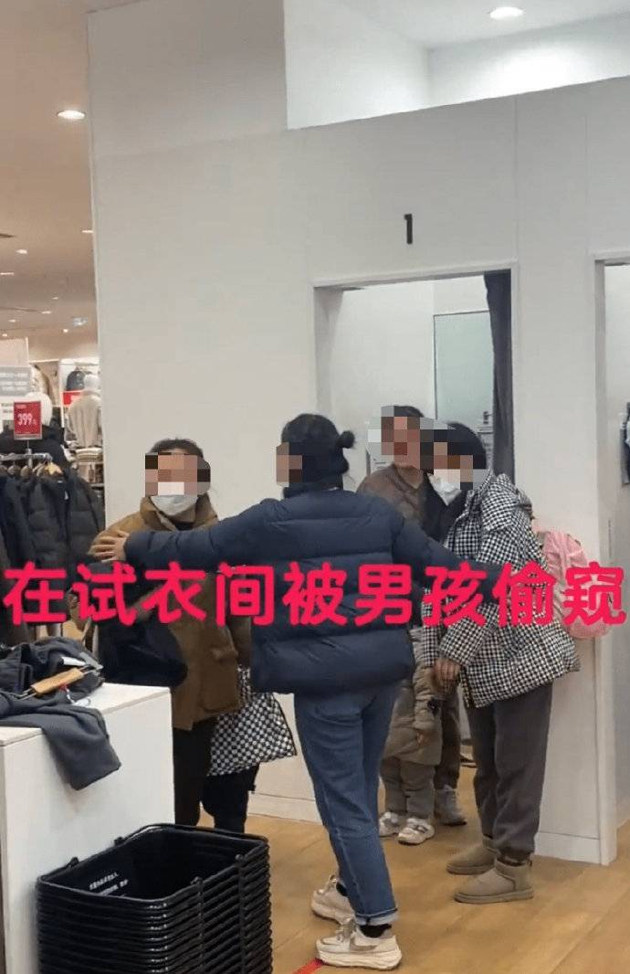 中国一名女子在试衣间试穿衣服，结果2个小屁孩一直推布帘想要进来，她出声制止，孰料小屁孩的妈妈们在外面对她隔空呛声，还抢女子手机、攻击她「做鸡」。（翻摄微博）(photo:LTN)