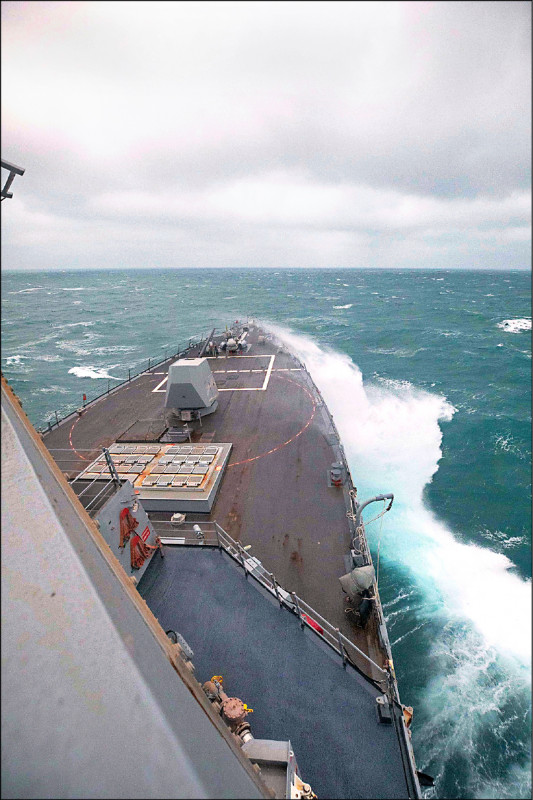 美國海軍第七艦隊伯克級神盾驅逐艦「鍾雲號」昨通過台灣海峽。（取自第七艦隊臉書）