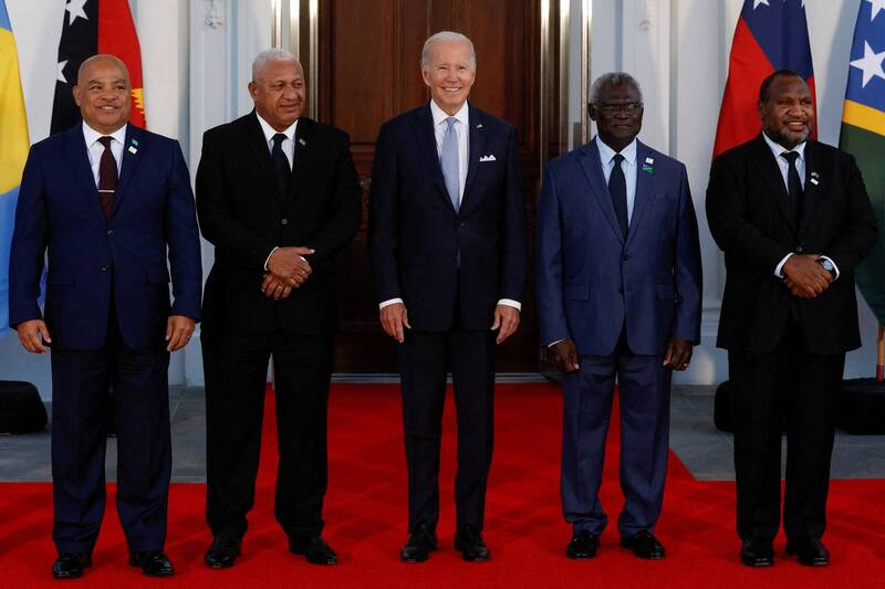 美国总统拜登（中）去年9月在华府召开首场太平洋岛国峰会，右二即为索罗门群岛总理苏嘉瓦瑞。（路透档案照）(photo:LTN)