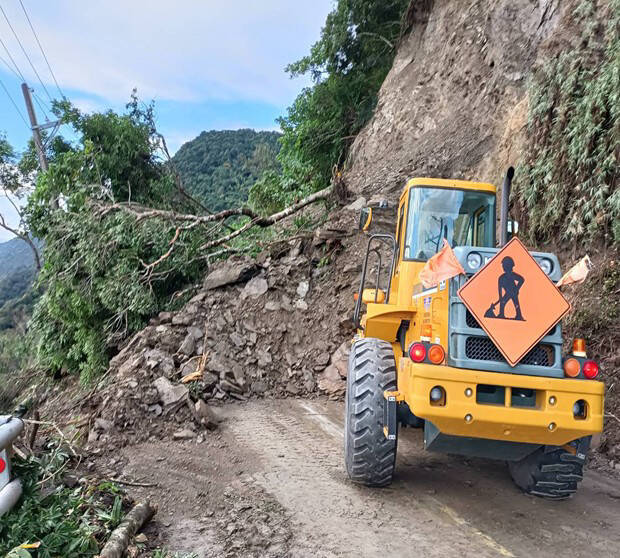 台9丁線觀音路段邊坡坍方。（公路總局提供）