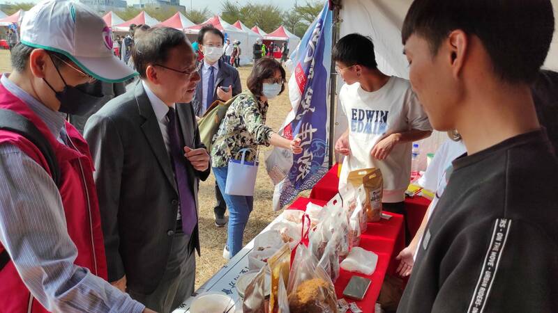 法務部長蔡清祥（左二）與店家閒話家常。（記者吳政峰翻攝）