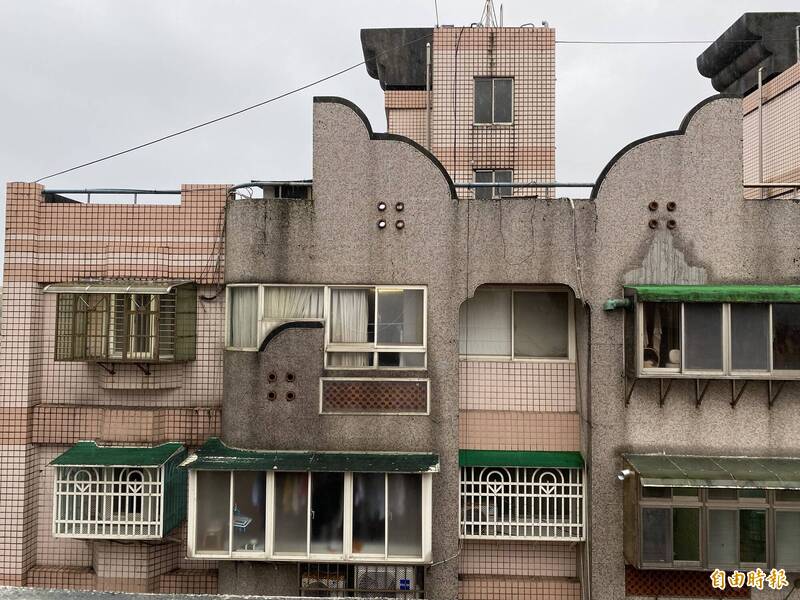 3歲江童疑似打開住處陽台上白色氣密窗(左)時,重心不穩摔出窗戶,在撞及6樓遮雨棚後墜樓身亡。(記者林嘉東攝) 3歲江童疑似打開住處陽台上白色氣密窗(左)時,重心不穩摔出窗戶,在撞及6樓遮雨棚後墜樓身亡。(記者林嘉東攝)
