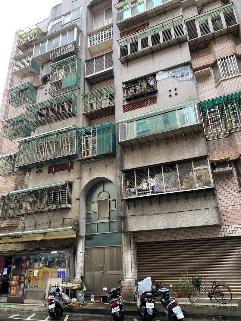 新北市區金山區3歲江姓男童4日返回7樓住處後,獨自一人在客廳內玩手機,疑似找不到江姓阿公,打開未上鎖的窗戶後,一時重心不穩,墜落馬路旁機車格傷重不治。 (記者林嘉東攝) 新北市區金山區3歲江姓男童4日返回7樓住處後,獨自一人在客廳內玩手機,疑似找不到江姓阿公,打開未上鎖的窗戶後,一時重心不穩,墜落馬路旁機車格傷重不治。 (記者林嘉東攝)