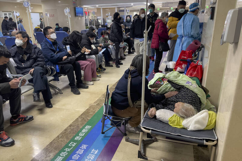 北京疫情依然严峻，部分患者只能在空位处吊点滴。（美联社）(photo:LTN)