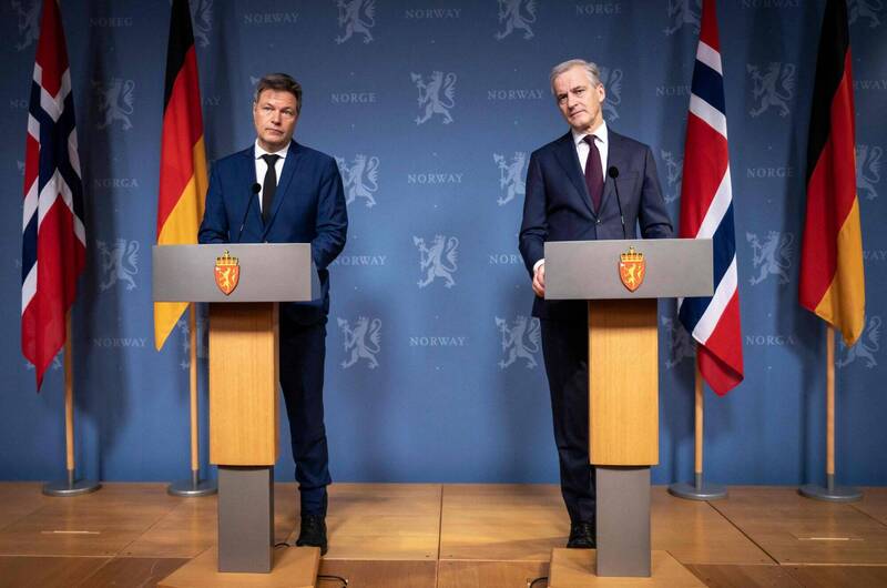 德國副總理與挪威首相在記者會上，對歐洲天然氣供應局勢表達樂觀。（法新社）