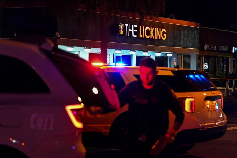 美国佛州一间名为「The Licking」餐厅在5日发生枪击案，造成至少10人受伤。据传事发时，饶舌歌手蒙塔纳跟Rob49正在附近拍摄MV。（法新社）(photo:LTN)