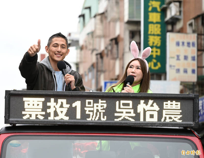 吳怡農下午在中山區進行車隊掃街，由台北市議員陳怡君陪同。（記者王藝菘攝）