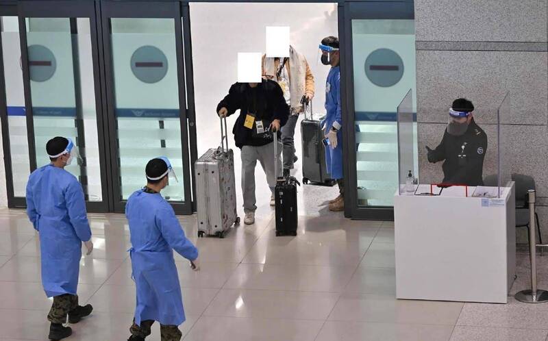 中国网友爆料，现在入境南韩须配戴「入境黄卡」辨别身分，做核酸检测和取行李时都有军人随行开路。（图翻摄自微博）(photo:LTN)