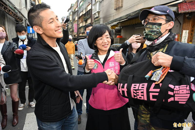 民進黨台北市第三選區立委補選候選人吳怡農，今一早在黨籍立委蘇巧慧的陪同下進行車隊掃街拜票，還有熱情的民眾帶著「壯闊台灣」的背包表達支持。（記者叢昌瑾攝）