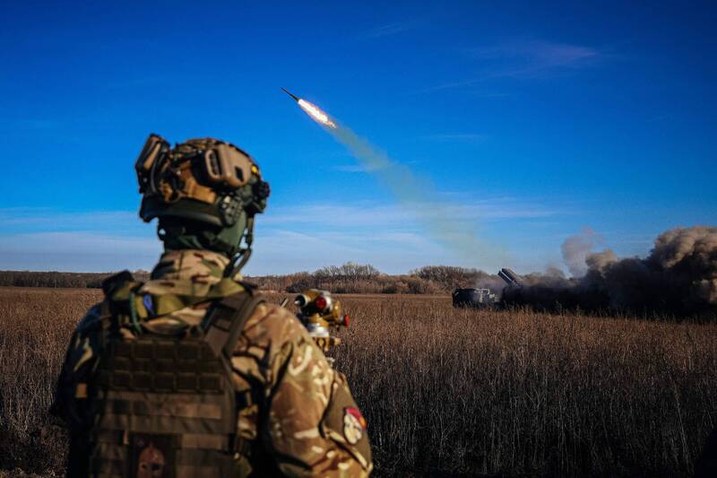 俄罗斯国防部宣称，尽管遭受乌军砲火轰炸，但俄军仍会遵守停火命令。图为2022年11月29日，乌军一架多管火箭炮朝俄罗斯阵地开火。（法新社资料照）(photo:LTN)