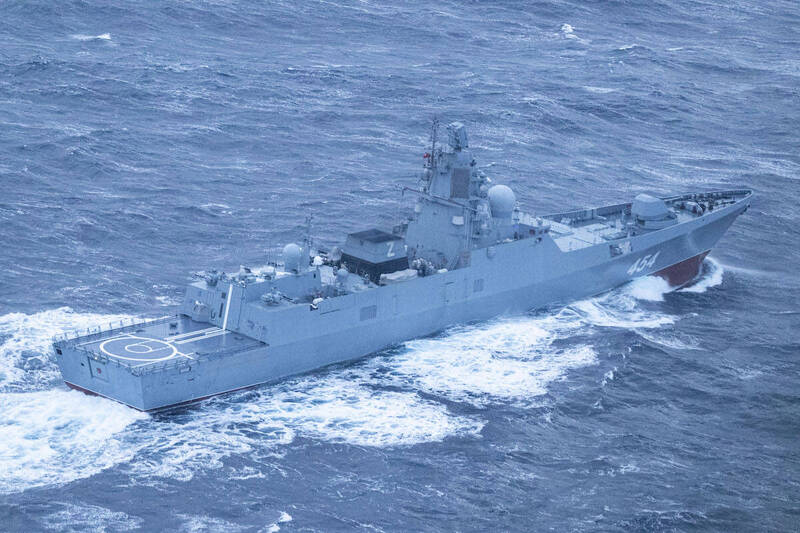 俄罗斯搭载「锆石」极音速巡弋飞弹的俄国巡防舰「戈尔什科夫海军元帅号」4日服役后就马上开始部署，其沿着挪威海岸向南航行，并将前往印度洋执行任务。（图撷取自挪威国防军推特）(photo:LTN)