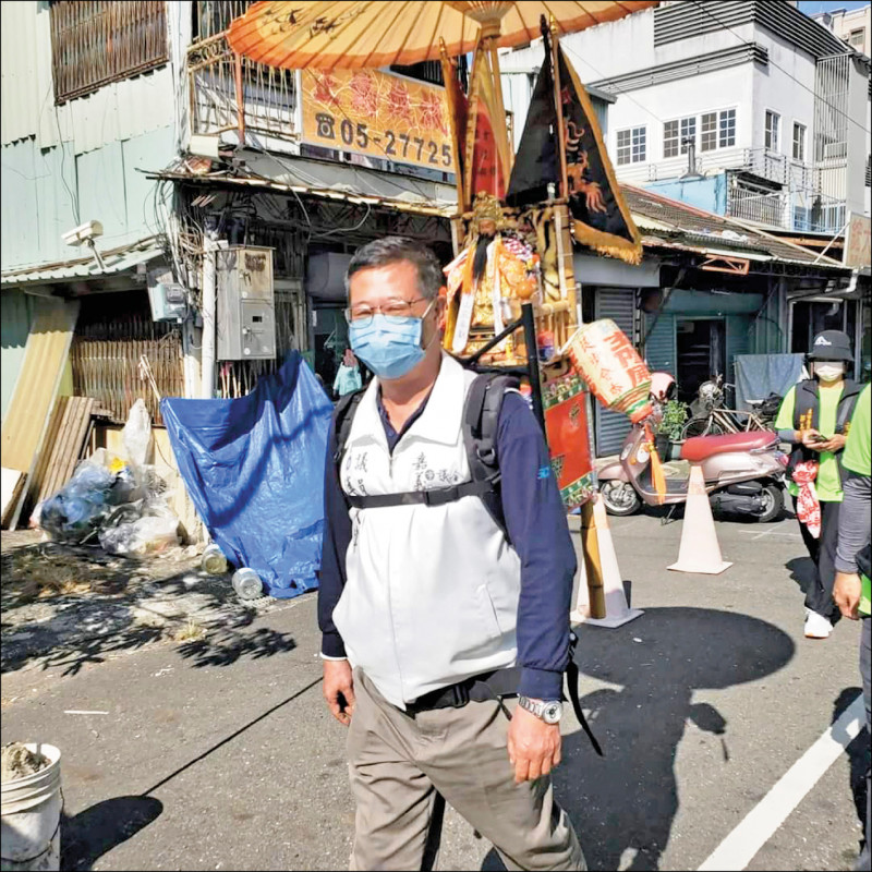 嘉義市議員傅大偉啟程時揹著玄天上帝神像參與步行。(吳典杰提供) 嘉義市議員傅大偉啟程時揹著玄天上帝神像參與步行。(吳典杰提供)