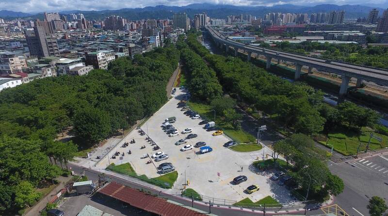 新北市板橋區板城路的閒置土地改善後，市府打造停車場，供市民使用。（圖由工務局提供）