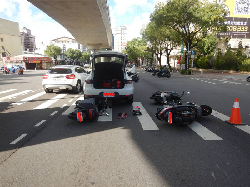 台中市北屯區發生因禮讓救護車衍生的連環車禍，3輛機車倒地受損。（民眾提供）