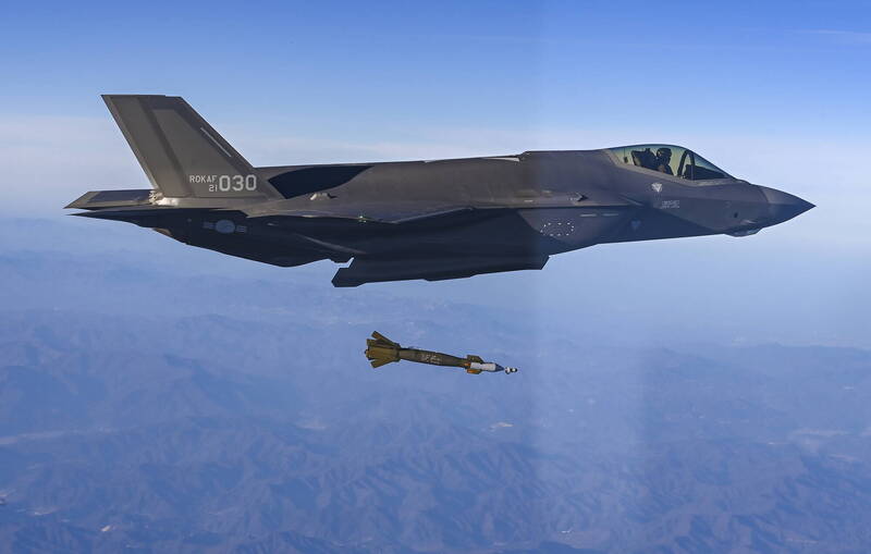 美方要求以色列当局，禁止双重国籍者驾驶F-35战机。图为南韩F-35A战机去年11月与美军联合演习时投射飞弹。（欧新社）(photo:LTN)