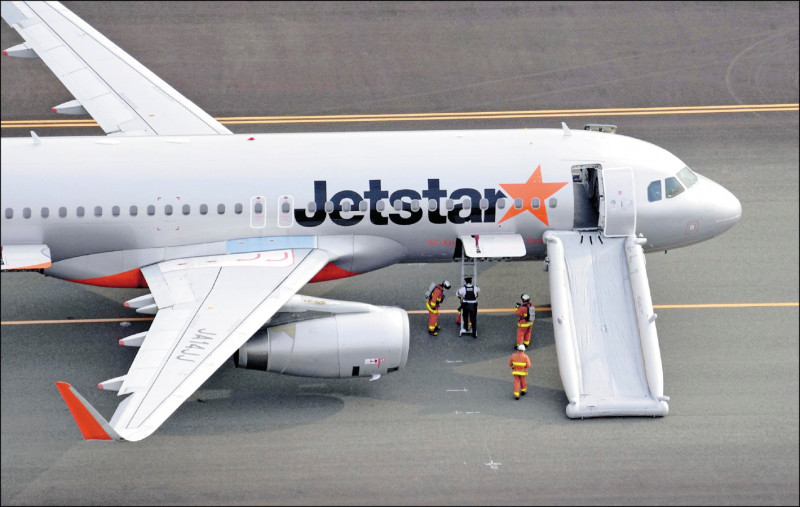 机上一三六名乘客和六名机组员经由逃生滑梯紧急疏散。（路透）(photo:LTN)