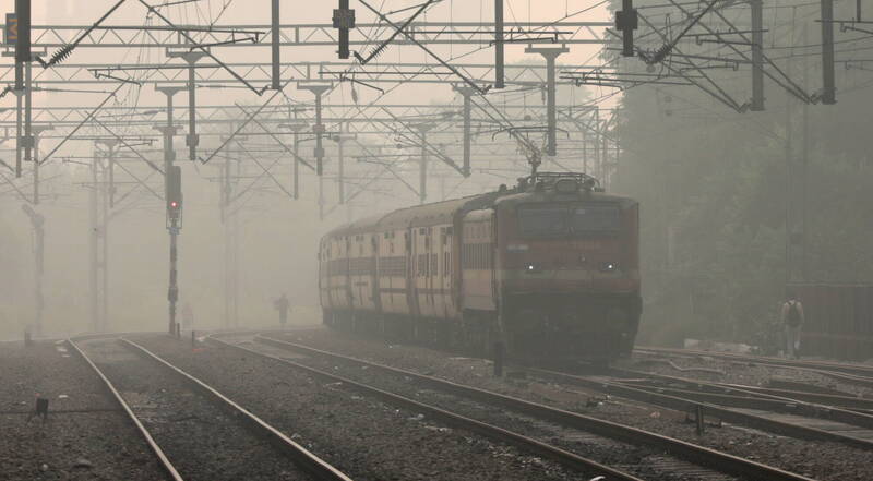 26岁男子库马尔误触高压电线致全身起火，当场活活烧死。印度火车示意图。（欧新社）(photo:LTN)