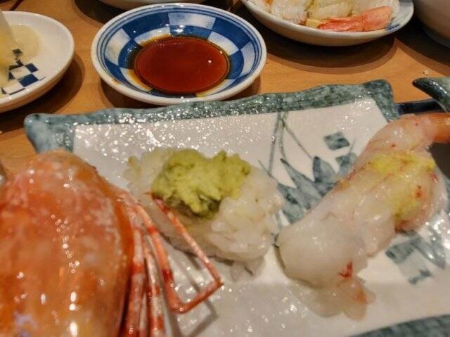 南韩网友至日本福冈一间知名寿司餐厅用餐，发现寿司被「刻意」加一大匙的芥末。（图翻摄至Naver Cafe）(photo:LTN)