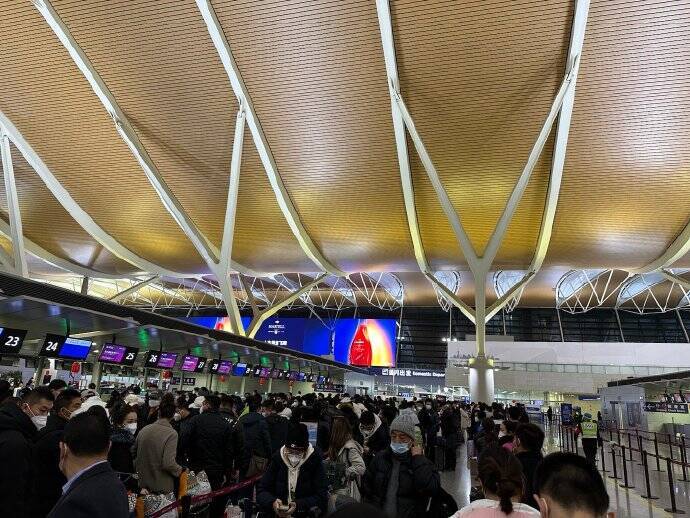 中国网友爆料，上海浦东机场大厅一大早5点涌现人潮，连头等舱登机口都爆满。（图撷取自网路）(photo:LTN)