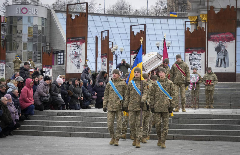 乌克兰官员表示，虽然俄军表面上宣称「停火」，但实际上仍持续发动攻击。图为乌克兰军方8日在首都基辅的独立广场替一名阵亡的士兵举行葬礼，民众在一旁跪下表达敬意。（美联社）(photo:LTN)