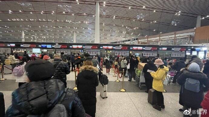 中国网友爆料，北京首都机场大厅大排长龙，连头等舱登机口都爆满。（图撷取自网路）(photo:LTN)