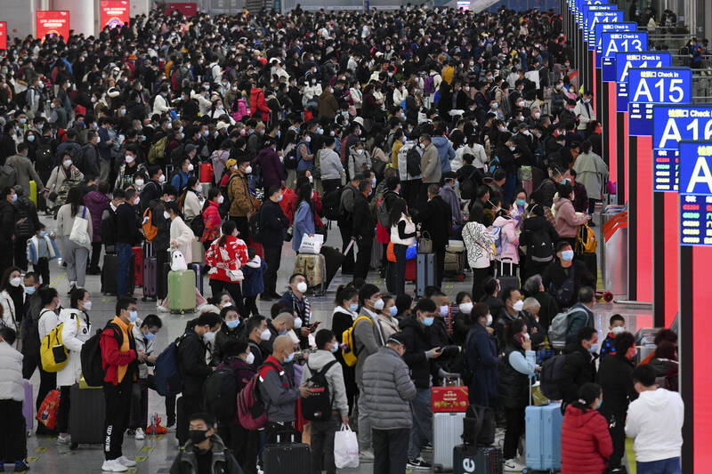 中国近期正处于武汉肺炎疫情高峰，昨日起又迎来为期40天的春运，预估春运首日全国铁路、道路、水路、民航共发送旅客3473.1万人次，创下自2021年春运以来最高值。（美联社）(photo:LTN)