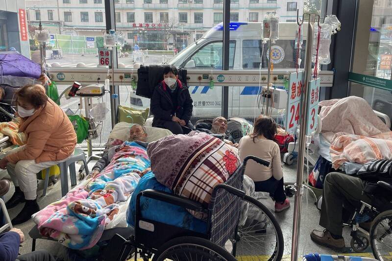 中国放宽COVID-19防控管制后，各级医院人满为患，图为上海一间医院的景象。（路透）(photo:LTN)