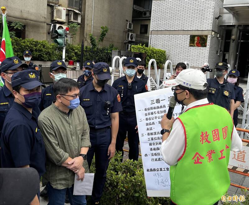 黨產會副主委由林聰賢（左二）接任。圖為去年救國團赴黨產會外抗議，林聰賢出面收下陳情書。（資料照）