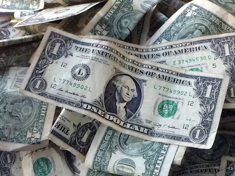 美国纽约运钞车装有30万美元（约新台币915万元）的现金袋被抢。美钞示意图。（美联社）(photo:LTN)