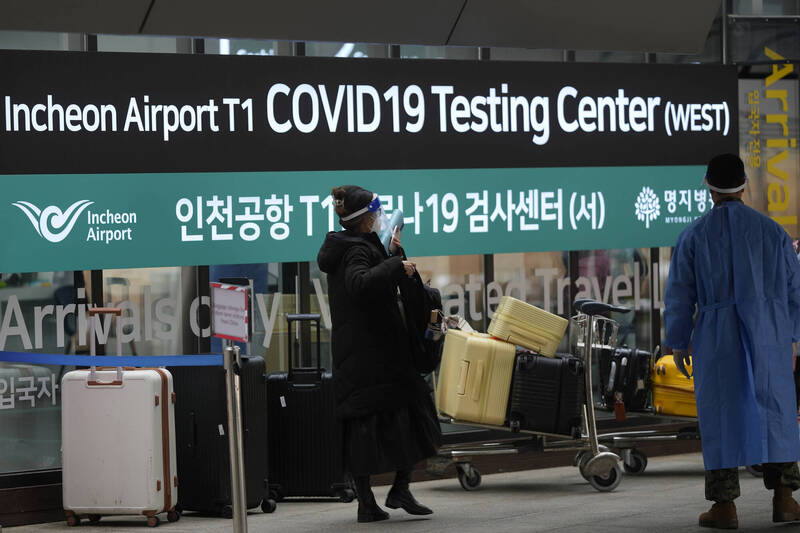 自中国政府宣布松绑防疫、打开国门后，南韩随即针对从中国来的旅客祭出入境限制。（美联社）(photo:LTN)