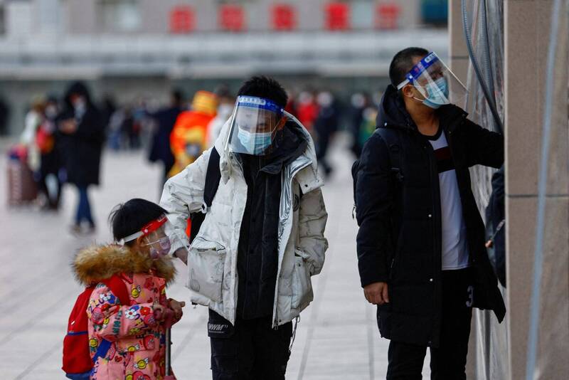 中国卫健委在8日记者会新闻稿中声称「变异株XBB1染疫数仅16人，遭网友砲轰「不可信」。图为北京地铁站外的民众。（路透社）(photo:LTN)
