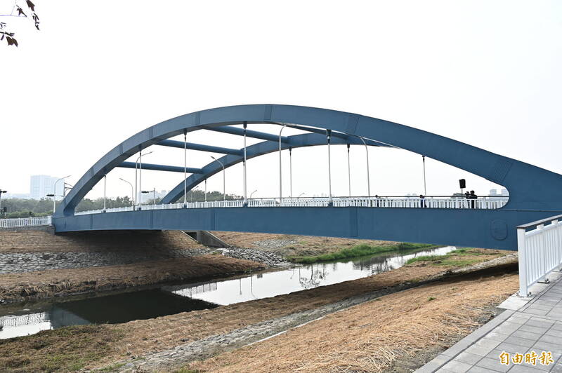 鳳山區頂庄一街銜接寶陽路橋樑已經通車，但橋名還搞不定。（記者李惠洲攝）