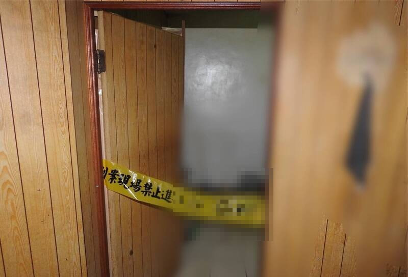 警方破門後，發現張男、藍女的遺體。（記者徐聖倫翻攝）