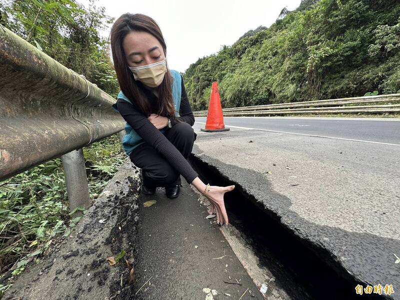 電桿都歪了! 基隆國安路地層滑動 路基掏空15公分 - 生活 - 自由時報電子報