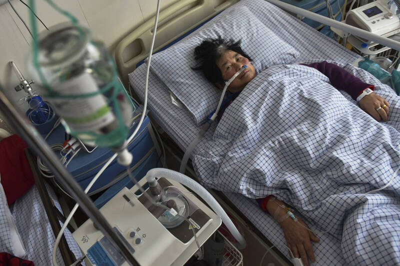 中国染疫患者高昂的医疗费用，已成为另一项社会问题，图为安徽一名确诊妇女入院治疗，。（法新社）(photo:LTN)