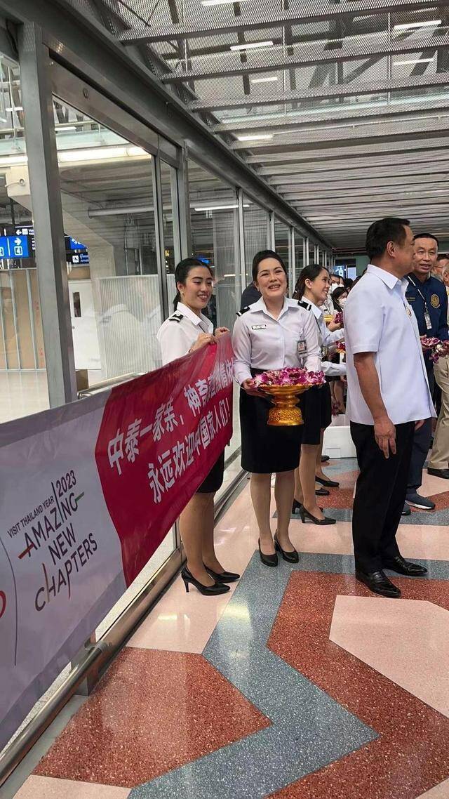 泰国当局宣布解禁中国入境政策，泰国副总理兼公卫部长阿努廷及官员到场接机。（图翻摄至微博）(photo:LTN)