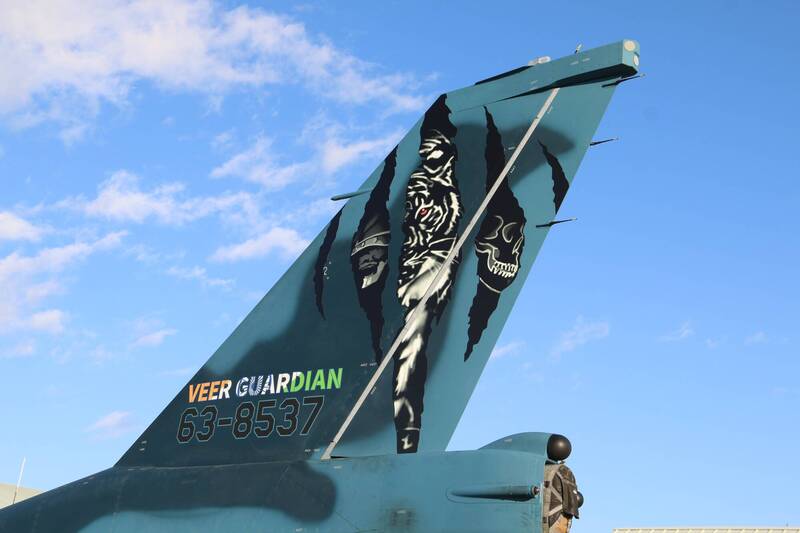 为了纪念本次演练，百里基地第7航空团一架F-2战机在垂直尾翼上特别绘制老虎与骷髅头的图案。（图撷取自航空自卫队推特）(photo:LTN)