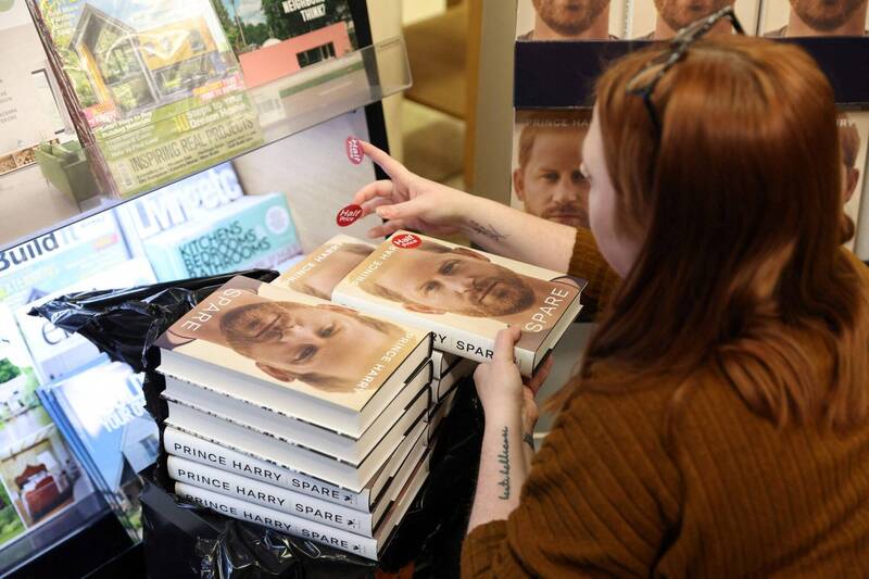 店员忙着上架哈利王子新书。（法新社）(photo:LTN)