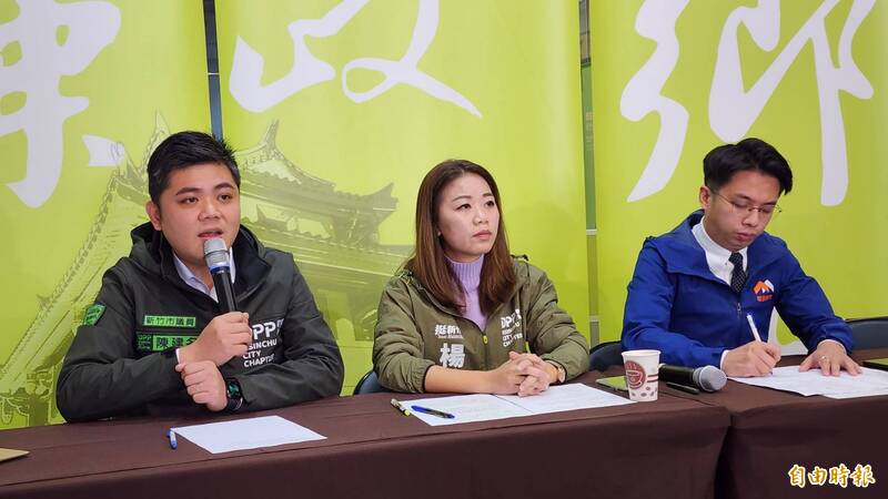 民進黨新竹市黨部主委、市議員陳建名（左起）及市議員楊玲宜、劉康彥召開記者會，呼籲黨中央開除王世堅黨籍。（記者蔡彰盛攝）