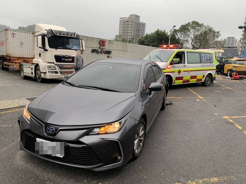 對向的黑色轎車遭昏迷的林姓計程車司機撞上，後輪、板金毀損。（記者吳昇儒翻攝）