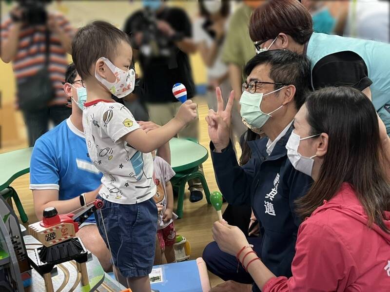 高雄市長陳其邁今宣布高市提前發放育兒津貼和托育補助。圖為陳其邁訪視大寮公托。（圖社會局提供）