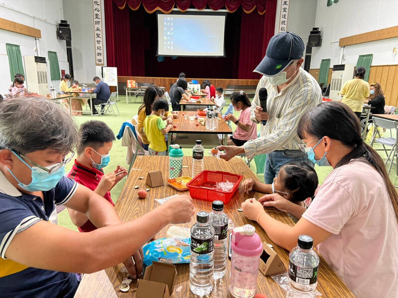 彰化縣王功國小附幼以在地養蚵產業為主題設計親職教育講座，參與者可進一步認識海洋文化產業。（國教署提供）